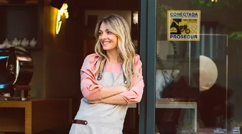 Mujer usando app Prosegur